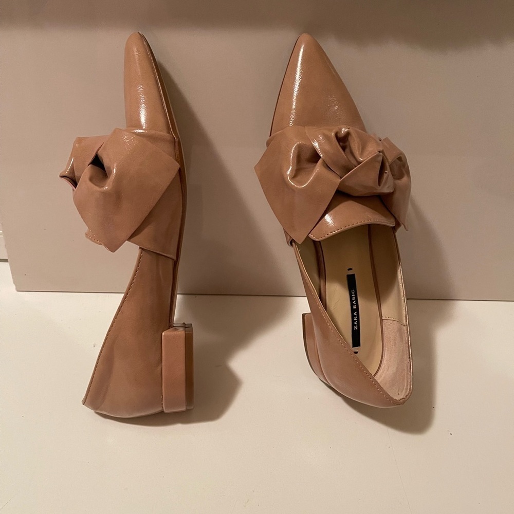 Zara tan patent shoes with a bow in the front